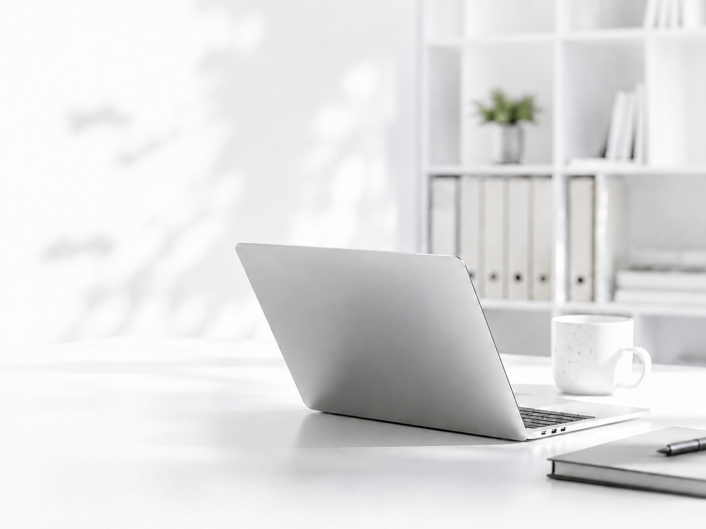 Ordinateur portable sur un bureau clair